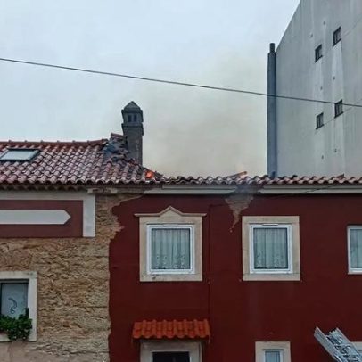 Incêndio destrói moradia de dois pisos e deixa mulher desalojada