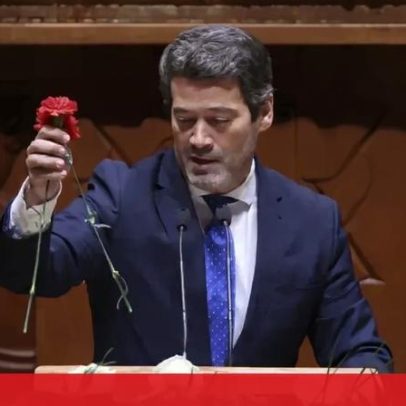 André Ventura retira cravos vermelhos e afirma dia é de rosas brancas