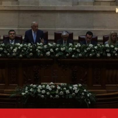 Parlamento assinala 50 anos do 25 de Novembro, rosas brancas e cravos vermelhos