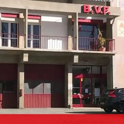 Oito dos onze bombeiros suspeitos de violar colega de 19 anos são suspensos