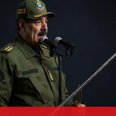 Maduro exibe espada de Simón Bolívar em marcha contra o imperialismo em Caracas