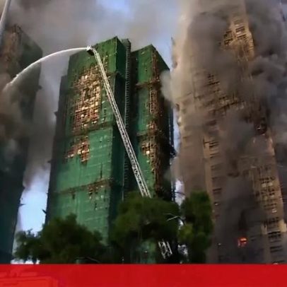 Homem é encontrado vivo 24h após incêndio em complexo de Hong Kong; 56 resgatados