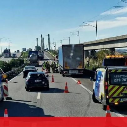 Ferido após colisão entre carro e camião em Aveiro