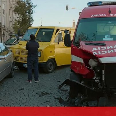 Ambulância colide com carrinha de valores na Avenida dos Aliados