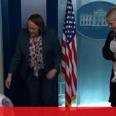 Peru perdoado por Trump aparece na sala de imprensa da Casa Branca
