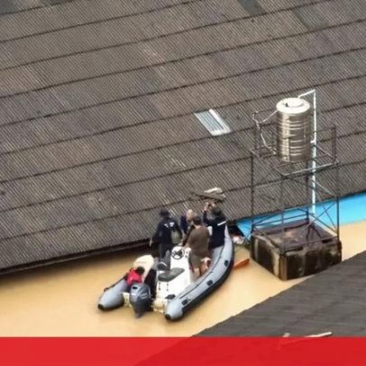 Família fica presa em telhado durante cheias na Tailândia e é resgatada de barco