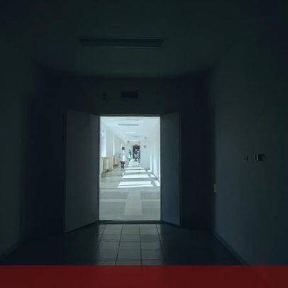 Falta de elevadores dificulta deslocação de moradores doentes ao hospital