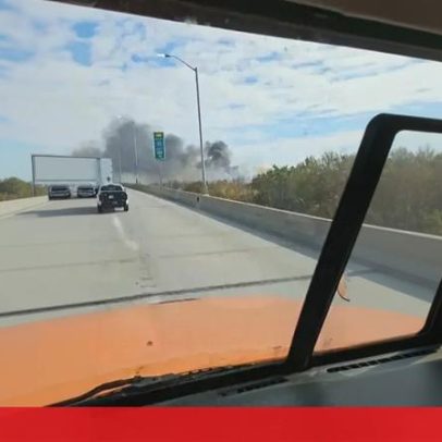 Incêndio em armazém industrial em Baltimore gera enorme coluna de fumo