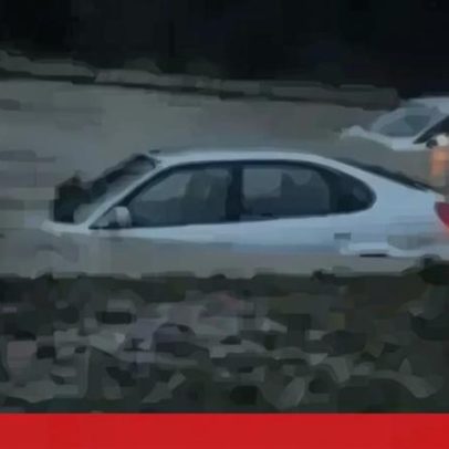 Carros quase submersos em estrada alagada em Sesimbra