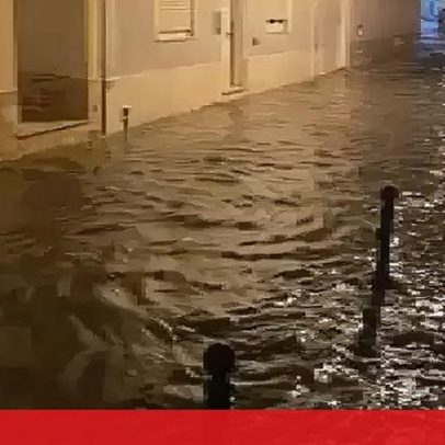 Ruas alagadas na madrugada desta quinta-feira em Armação de Pêra