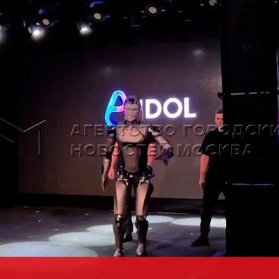 Robô humanoide cai de cara e equipa tenta esconder acidente com cortina