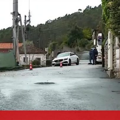 Muro desaba em Famalicão e danifica viatura