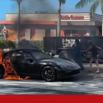 Bombeiros da Flórida resgatam homem preso em carro em chamas