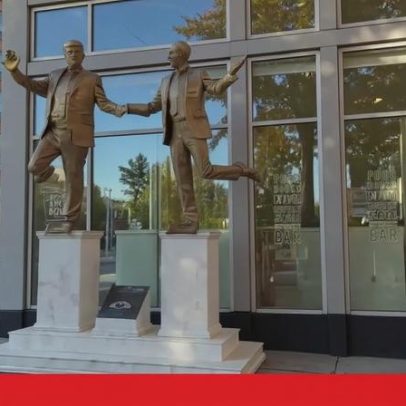 Estátua de Trump e Epstein de mãos dadas reaparece após revelação de emails