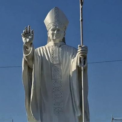 Católicos peruanos erguem estátua em homenagem ao Papa Leão XIV