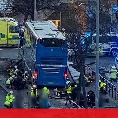 Aparato local da colisão entre autocarro e paragem na Suécia; motorista detido
