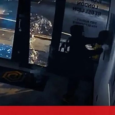 Novas imagens mostram roubo de réplica autografada de Girl with Balloon em 2024