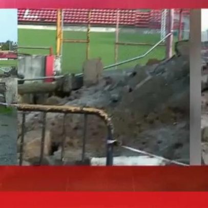 Trecho de bancada de estádio desaba em Santa Maria da Feira devido à chuva