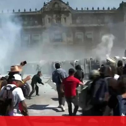 Polícia dispara gás lacrimogénio a jovens em protesto contra Sheinbaum