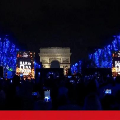Luzes de Natal já iluminam os Campos Elísios, em Paris