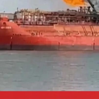 Navio ucraniano em chamas após ataques russos na fronteira com a Roménia