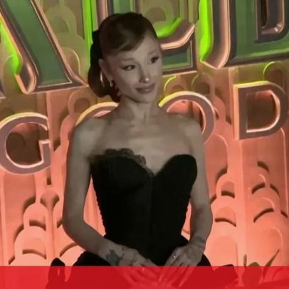 Ariana Grande pede que fotógrafos falem baixo na estreia de Wicked: For Good