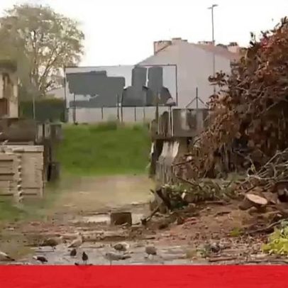 Lixo acumulado num estaleiro no Porto centro atinge altura de 1º andar