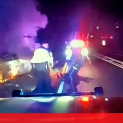 Polícia salva homem inconsciente preso num carro que arde