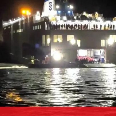 Ferry com 267 pessoas encalha na Coreia do Sul