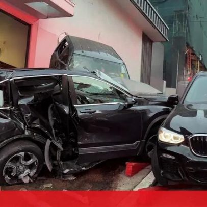 Carrinha colide com prédio em São Francisco