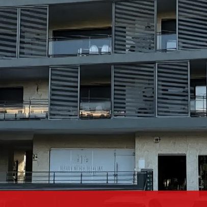 Apartamento onde mulher foi encontrada morta em junho continua por limpar, moradores acusam autarquia