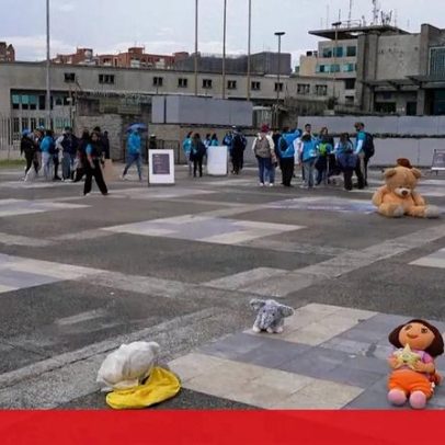 Brinquedos diante do MP da Colômbia protestam contra abusos de crianças