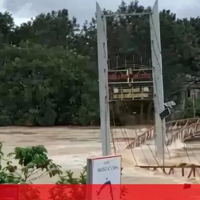 Ponte no Vietname colapsa e é arrastada pelas cheias, imagens mostram
