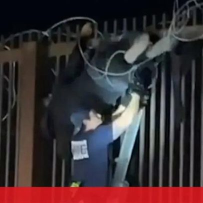 Mulher fica presa em arame farpado ao tentar saltar muro na fronteira México-EUA