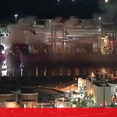 Mais de 100 bombeiros combatem incêndio em navio de contentores no porto de LA