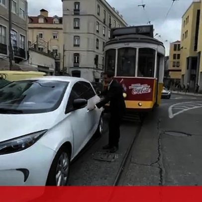 Deputado do Chega estaciona sobre a linha do elétrico na Praça do Martim Moniz