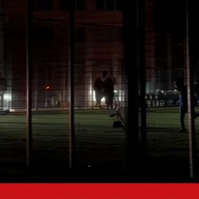 Pais ucranianos criam solução criativa para crianças jogarem futebol em apagões