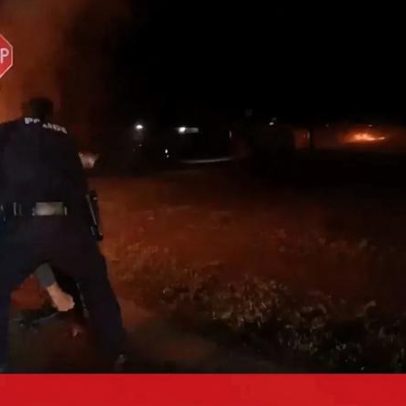 Polícias retiram homem de carro em chamas no Texas segundos antes da explosão