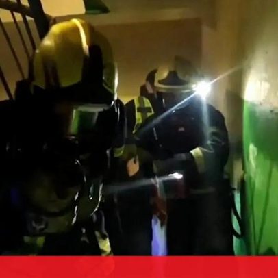 Bombeiros retiram moradores de edifício bombardeado em Kiev