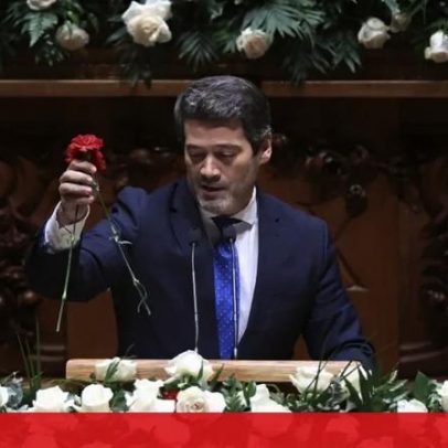 André Ventura retira cravos vermelhos e afirma que o dia é de rosas brancas