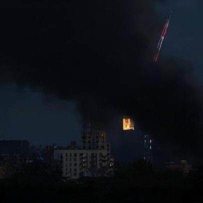 Incêndio em armazém em Londres gera grande coluna de fumo negro