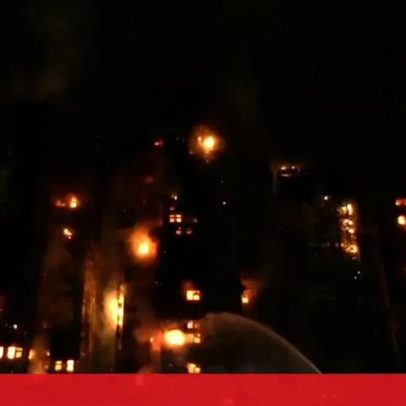 Grande incêndio consome arranha-céus em Hong Kong