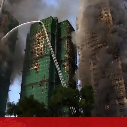 Mortos e dezenas desaparecidos em incêndio num complexo residencial de Hong Kong
