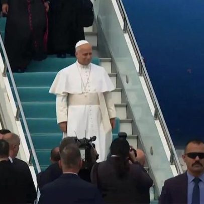 Papa Leão XIV chega à Turquia para primeira viagem internacional }