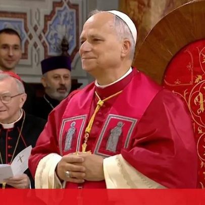Papa Leão XIV aplaudido durante visita a catedral em Istambul