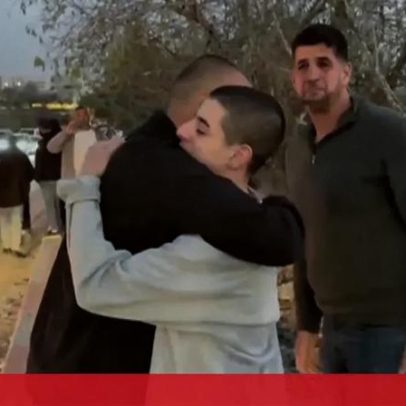 Adolescente americano libertado em Israel encontra o pai