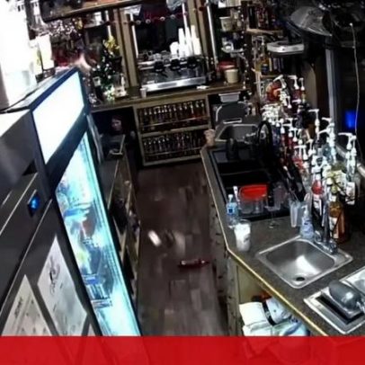 Imagens de videovigilância mostram sismo sentido num café no Alasca