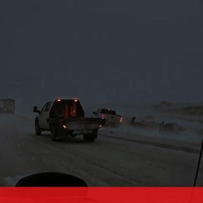 Bombeiros e polícia escapam de carrinha descontrolada em estrada gelada nos EUA