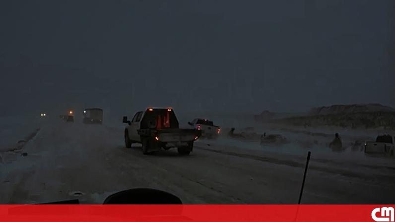 Bombeiros e polícia escapam de carrinha descontrolada em estrada gelada nos EUA