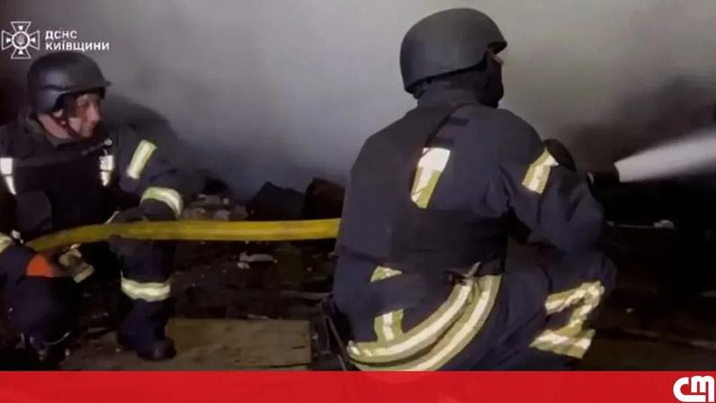 Bombeiros intervêm em Kiev após ataques russos, mostram imagens